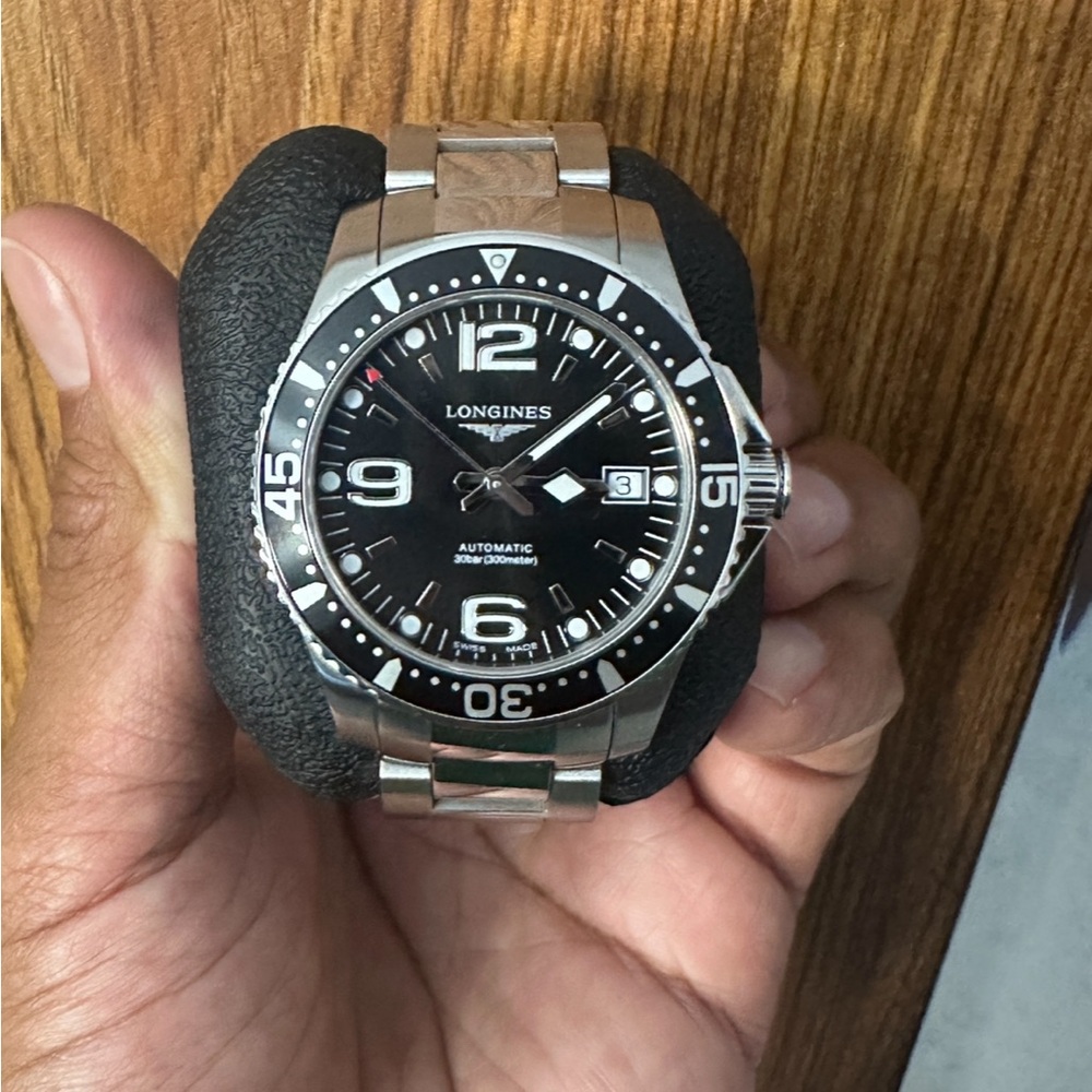 Longines hydroconquest 39mm automatic timepiece/watch with tag.